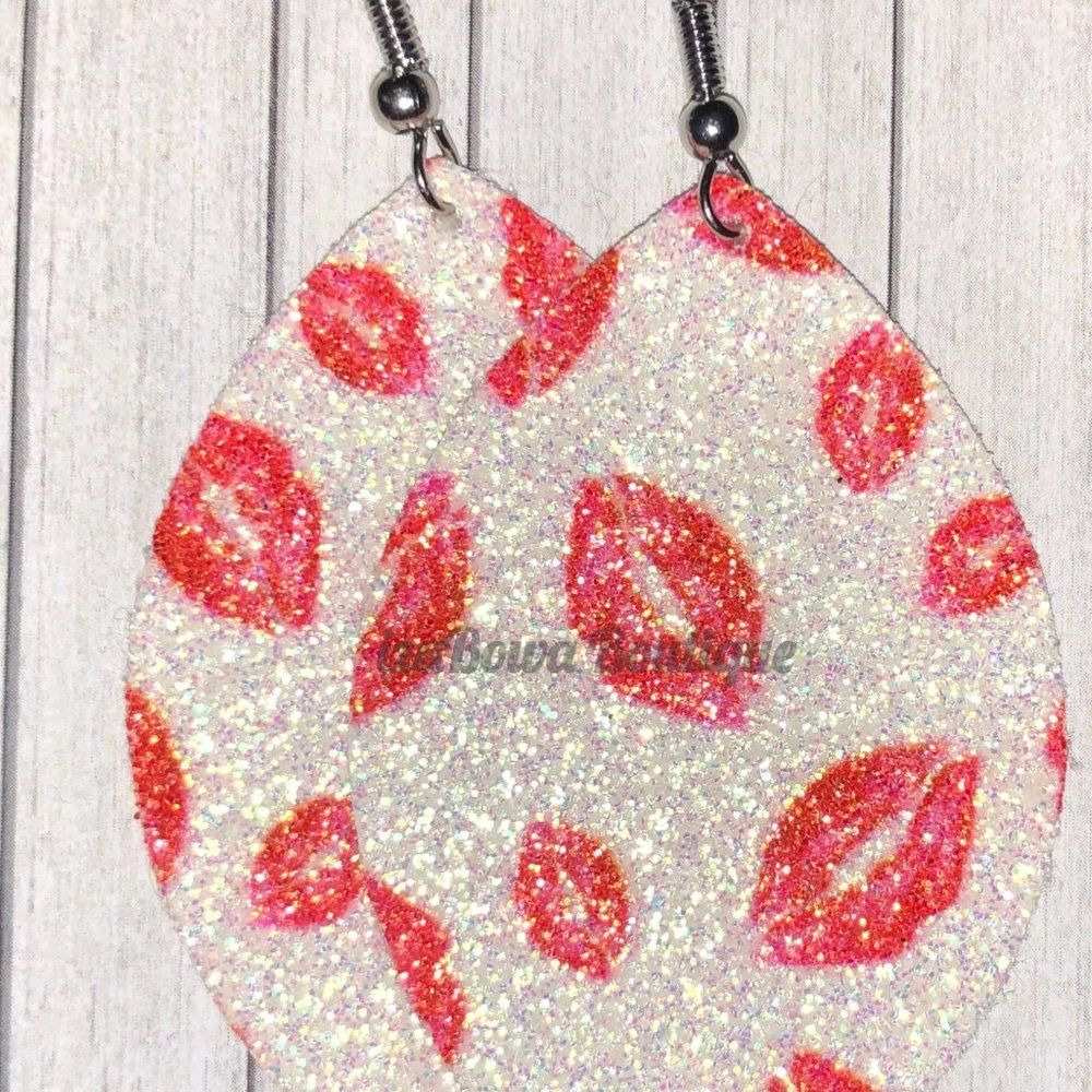 ***** Red Lips on White Glitter Teardrop Faux Leather Earring ER2615  NWT Handma